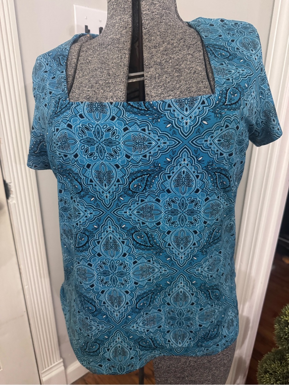 Women's Blue Printed Square-Neck Short Sleeve Top Medium
